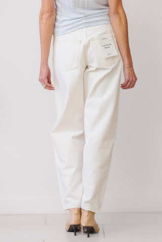 FRAME Low Slung Barrel Jean in white